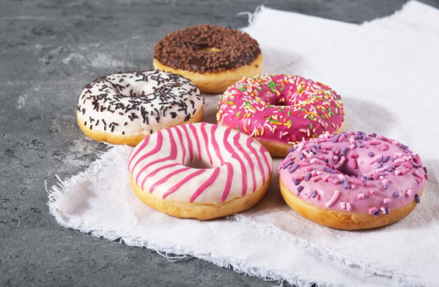 🍩 أسهل طريقة لتحضير دونات هشة في البيت: بمكونات بسيطة وطعم لا يُقاوم!